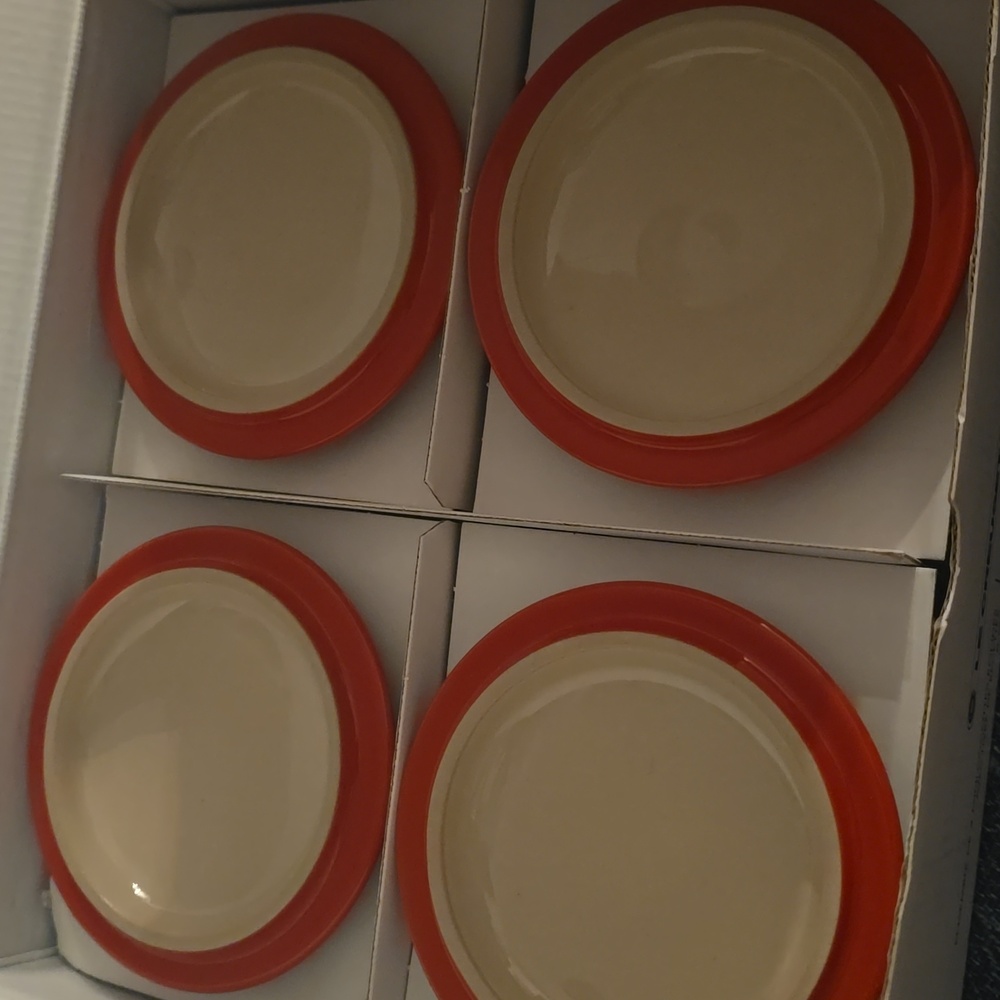 Le Creuset Signature 8 oz. Petite Cocottes with Cookbook,Set of 4,Retail $143.95 - Picture 4 of 10